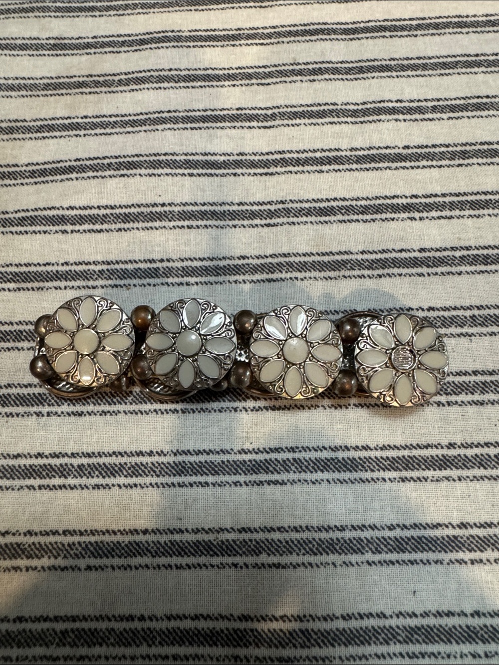 Silver-Tone White Floral Stretch Bracelet